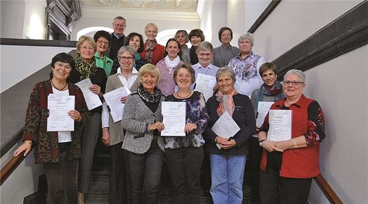 Die neuen Lernpaten, mit Mentoren und Projektleitung, nach Aushändigung des Teilnahme-Zertifikats zum Schulungsabschluss. KoblenzerBürgerStiftung