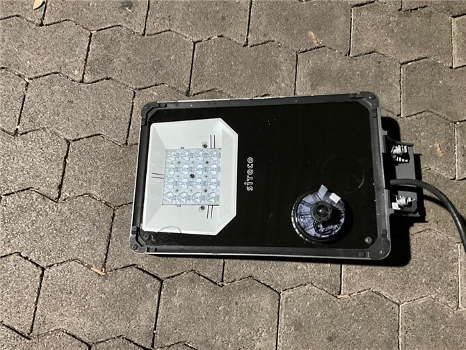 Die neuen Leuchten sind einem adaptiven Element ausgestattet, das die Steuerung ermöglicht. In der Kapsel befinden sich ein Bewegungsmelder, aber keine Kamera. Die Leuchten kommunizieren untereinander und mit der Zentrale im Rathaus in Montabaur.