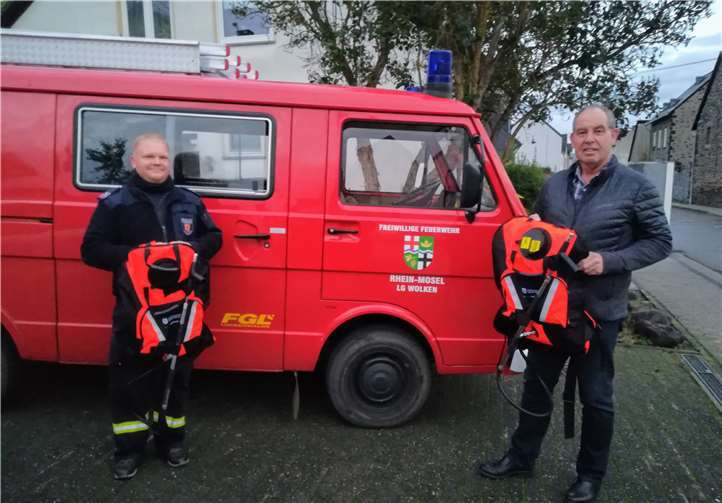 Die neuen Löschrucksäcke wurden übergeben. Foto: privat