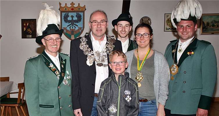 Die neuen Majestäten 2018/19 (v.li.): Hauptmann Hans-Peter Floter, SM König Rainer Nonn, Jungschützenkönig Max Andres, 1. Vorsitzender Alexander Ody, Schützenliesel Laura Meyer und Juniorenkönig Daniel Rebel.
