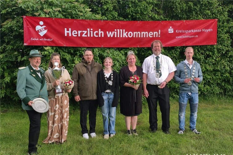 Die neuen Majestäten: Brudermeister Manfred Vomland (Sieger Wandertellerschießen)1. Bürgerkönigin Tanja Beier, Schießmeister Dirk Köllner, Schülerscheibenprinzessin Emilia Köllner, Königin Alexandra mit Vogelkönig Peter Dahm, Scheibenkönig Oliver Doll (v.l.n.r.)