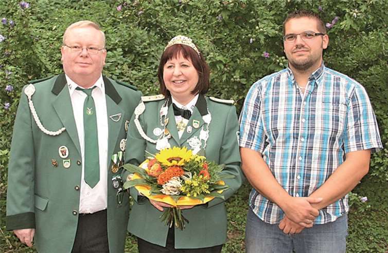 Die neuen Majestäten Königspaar Charlotte und Reinhold Neuser und Bürgerkönig Nicola Seinsch.privat