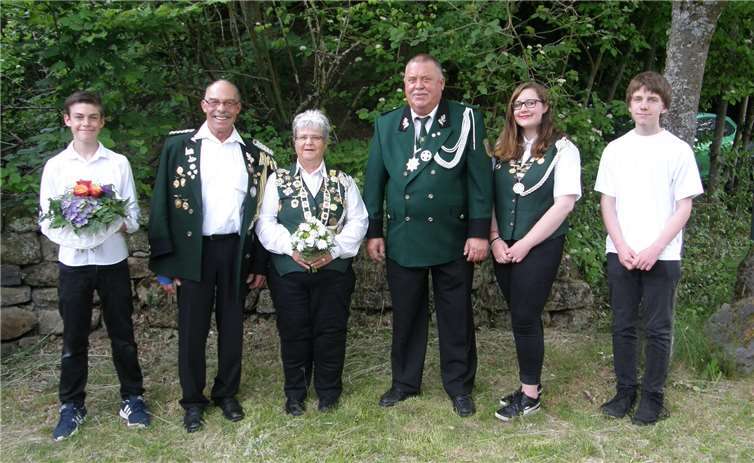 Die neuen Majestäten: Schülerscheibenprinz Tim Gasper, Brudermeister / Jungschützenmeister Hans Werner Schneider, Vogelkönigin Petra Immisch, Scheibenkönig Bernd Hinkel, Scheibenprinzessin Jana Berresheim, 2. Platz Schülerscheibe - Ben Berresheim.privat