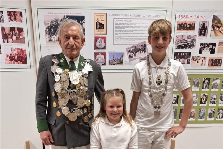 Die neuen Majestäten der Brohler St. Matthias Schützengesellschaft; von links nach rechts: Schützenkönig Karl-Peter „Schliffi“ Lerchl, Bambiniprinzessin Melina Schrade, Jungschützenprinz Ben Schmitz