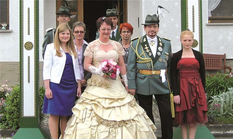 Die neuen Majestäten der Buschhovener Schützen v.l. Julia Overkamp, Peter-Josef Wolff, Andrea Wolff, Petra Scheben, Michael Frank, Angelika Sowa, Peter Scheben und Denise Schnorrenberg.Privat