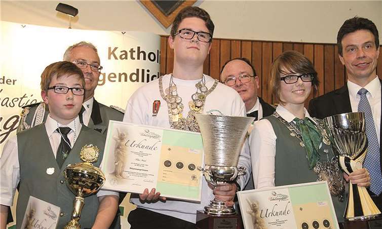 Die neuen Majestäten der Diözese Trier v.l. Benedikt Probst, Felix Ibald und Saskia Welter wurden von Schirmherr Andreas Biebricher (MdL) beglückwünscht.Privat