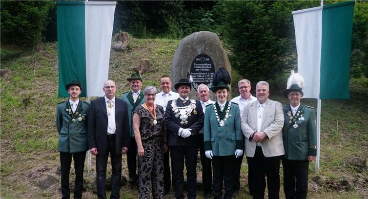 Die neuen Majestäten der Hubertus Schützen mit den Königsrittern: 1. Vorsitzender Alexander Ody (v.li.) Rainer Nonn, Daniel Rebel, Schützenliesel Margarete Reimsbach, Michael Pausacker, SM König Stephan II. Pauly, Harald Braun, Jungschützenkönig Matthias Pauly, Markus Breuer, Harald Mollbach, Hauptmann Hans-Peter Floter. Fotos: privat