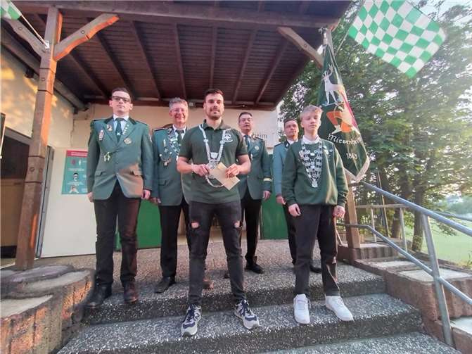 Die neuen Majestäten der Miesenheimer Bruderschaft: v.l.n.r. Schießmeister Nico Bernardy, Scheibenkönig und 1. Brudermeister Dirk Rabenhofer, Schützenkönig Daniel Zabokrickij, 2. Brudermeister Carsten Meyer, Fähnrich Christian Häring und Prinz Damian Lange. Foto: privat