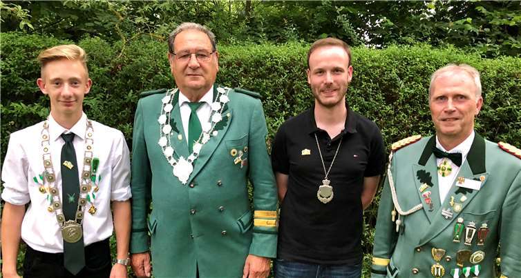 Die neuen Majestäten der Rübenacher Schützen (v. l.): Jungschützenprinz Ruben Schäfer, Schützenkönig Peter Specht, Bürgerkönig Jörg Alsbach und Schützenkaiser Jürgen Marzi. privat