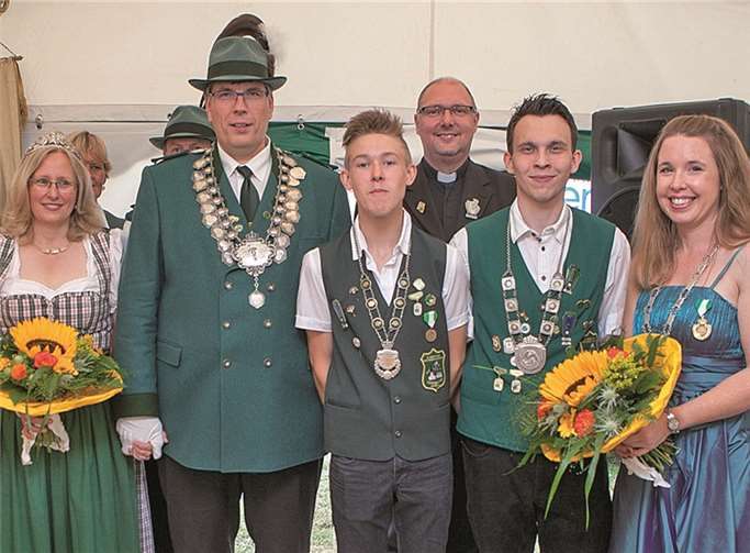 Die neuen Majestäten der Sankt Sebastianus Bruderschaft Niederbachem (von links): Schützenkönigen Claudia Langen, Schützenkönig Wilhelm Langen, Schülerprinz Marvin Perz, Jungschützenprinz Christian Theisen und Schützenliesel Francoise Perz.JOST