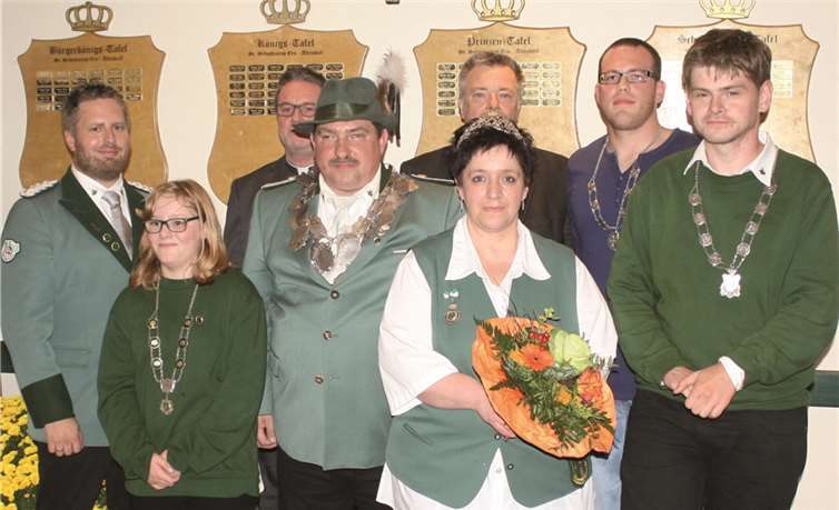Die neuen Majestäten der St. Sebastianus Schützenbruderschaft Ersdorf-Altendorf e. V. 2015/2016. Vorne von links: Schülerprinzessin Johanna Imgrund, König Hartmut Laube, Königin Sandra Laube, Prinz Kai Kriechel. Hinten von links: Brudermeister Christian Klein, Präses Dr. Reinhold Malcherek, stellv. Bürgermeister Michael Sperling, Bürgerkönig Christopher Schäfer.Anne Klein