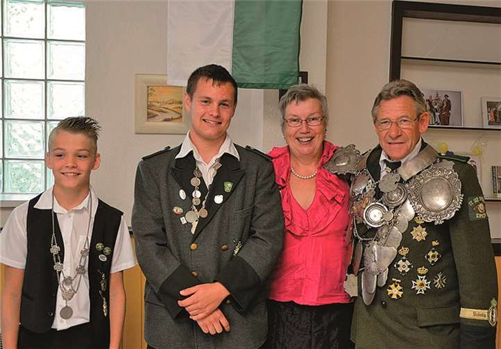 Die neuen Majestäten dürfen ihre Ketten nun ein Jahr lang tragen.privat