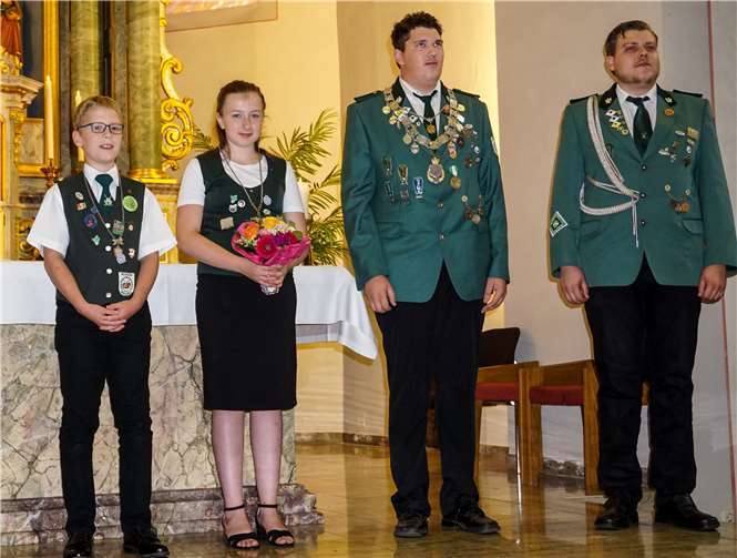 Die neuen Majestäten dürfen  sich nun ein Jahr lang mit den Insignien schmücken.