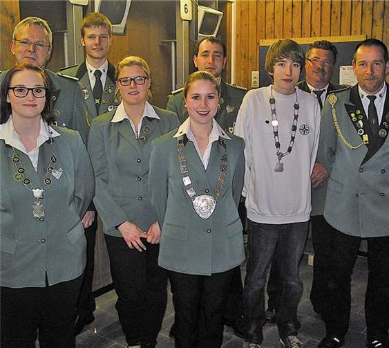 Die neuen Majestäten freuen sich mit dem Vorstand über ihre Erfolge. Privat