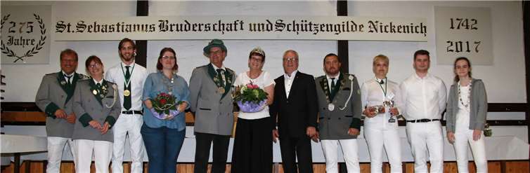 Die neuen Majestäten heißen (abweichende Reihefolge): Gabi und Georg Mosen, Sergej Klass, Sarah Jahnke, Maike Lanse, Jasmina Gerhardt und Dennis Schlegel. Foto: privat