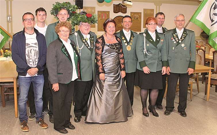Die neuen Majestäten lassen sich im Schützenhaus feiern. Weigert