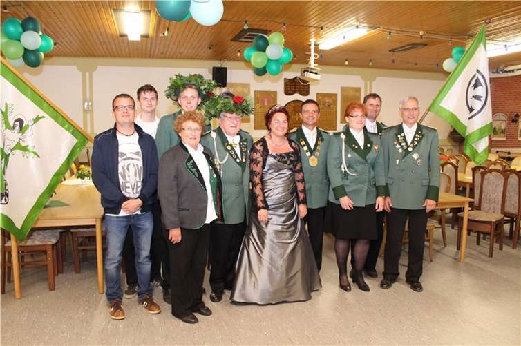 Die neuen Majestäten lassen sich im Schützenhaus feiern. Fotos: Weigert