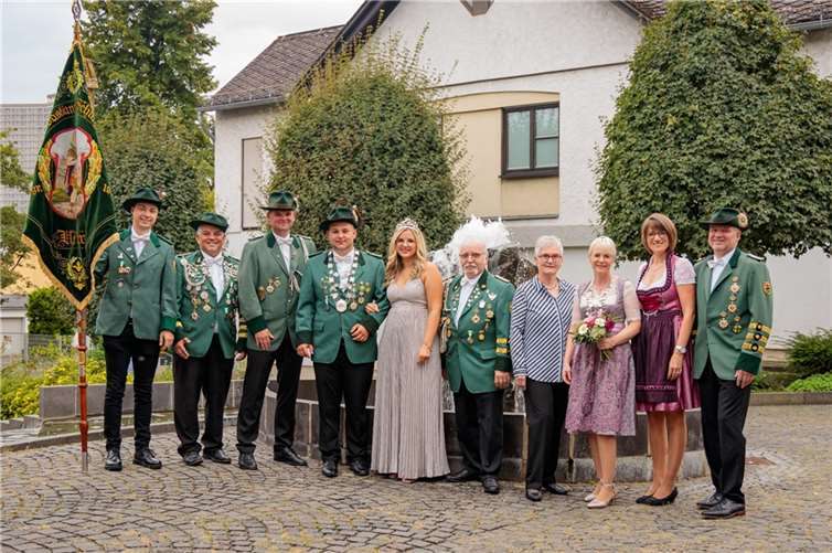 Die neuen Majestäten mit Adjutanten. Foto: Viktor Hirsch