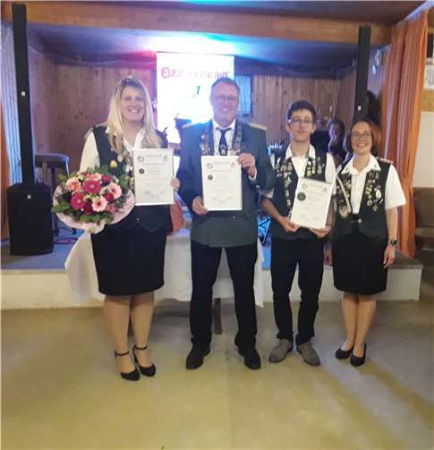 Die neuen Majestäten mit Adjutanten.  Foto: Viktor Hirsch