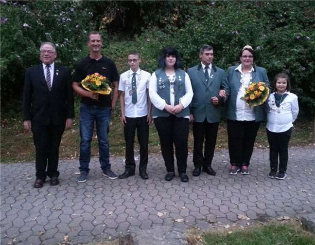 Die neuen Majestäten mit Präses Thomas Gerber (li.).privat