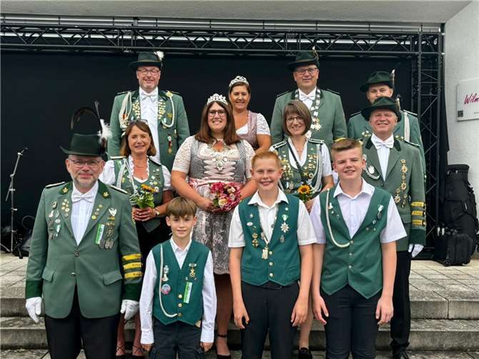 Schützenfest Urbar feiert 100 Jahre Die neuen Majestäten mit ihren Adjutanten sowie unten links der 1. Vorsitzende Jürgen Grezla, der ebenfalls neuer Bürgerkaiser ist.