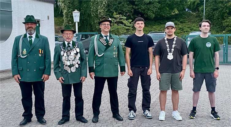 Die neuen Majestäten mit ihren Adjutanten (v. l. n. r.): Adjutant Daniel Rölen, Schützenkönig Rainer Zingel, Adjutant Jörg Ferber, Adjutant Felix Kliesrath, Jungschützenkönig Christopher Stettler und Adjutant Jan Luca Brüggemann.  Fotos: privat