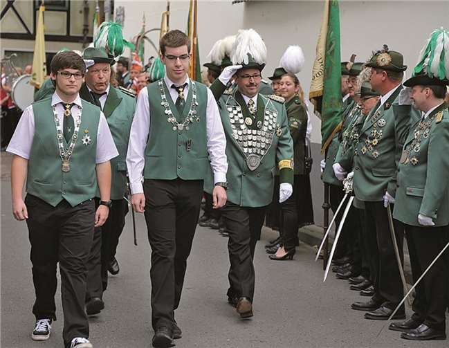 Die neuen Majestäten nahmen unter großem Gefolge die Parade ab.StF