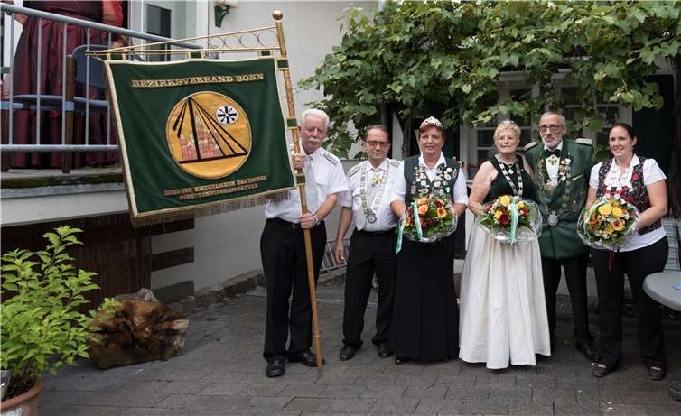 Die neuen Majestäten neben dem Standartenträger (v.li.): Waltraud Schubert mit Ehemann Jürgen, Stephan Langel mit Gattin Helga sowie Bezirksschützenliesel Marina Breuer. CEW