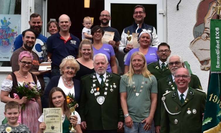 Die neuen Majestäten präsentieren sich nach einem gelungenen Bürger- und Königsschießen.  Privat