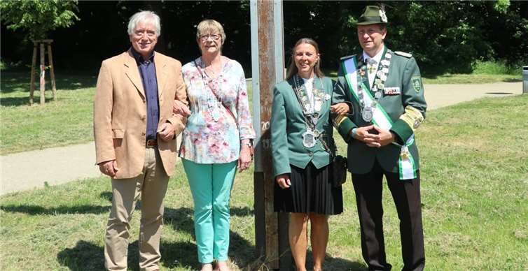 Die neuen Majestäten stellten sich gemeinsam mit Präsident Matthias Klemmer und Ihren Partnern am Schützenplatz auf. Fotos: St. Sebastianus-Schützenbruderschaft