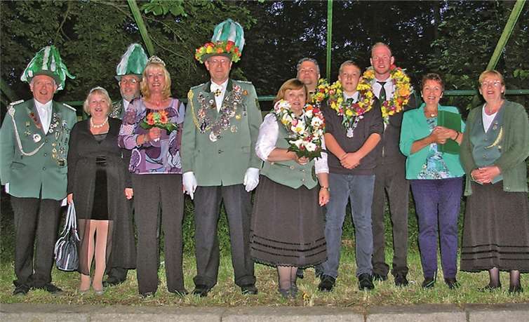 Die neuen Majestäten (v.l.): Brudermeister Manfred von Goscinski, Beate Kaczun, Schießmeister Peter Kaczun, Königspaar Marita und Horst Wassong, Liesel Irene Tuschen, Dorfkönig Christian Adelt, Schülerprinz Markus Kramp, Jungschützenprinz Martin Kaspers, Hilde Hartung (Dorfkönigin des Vorjahres) und Magdalena von Goscinski (Liesel des Vorjahres). JOST