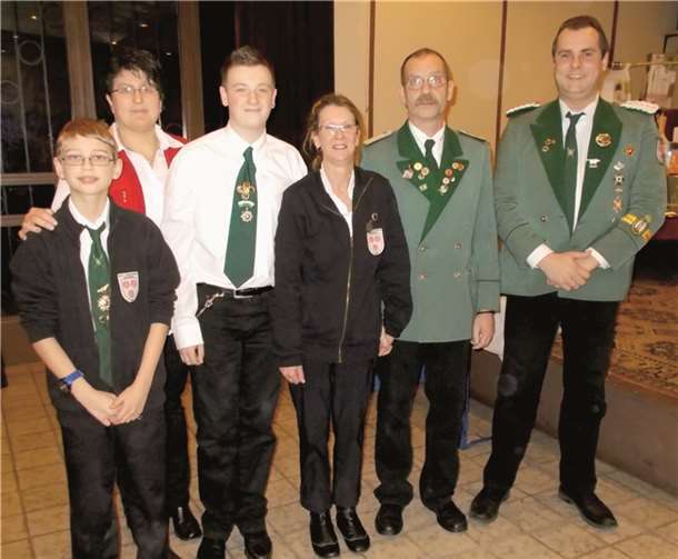 Die neuen Majestäten (v.l.):Schülerprinz Marcel Schramm, Jugendleiterin Nicole Overkamp, Jugendprinz Laurin Kiener, Königspaar Christine Wefers-Kiener und Adolf Kiener, 1. Vorsitzender: Marcus Meyer.privat