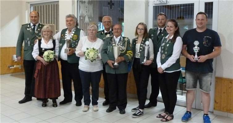 Die neuen Majestäten: (v.li.) Brudermeister Christoph Nolden, Schützenkönigspaar Christel und Günther Knauf, Scheibenkönigspaar Marga Drenk und Rolf Dernbach, dahinter 1. Ritter Ulrich Eckhard, Vogelprinzessin Christin Rühle, 2. Brudermeister Maik Wienpahl, Jugendprinzessin Julia Schrödl, Bürgerkönig Stephan Blasweiler.Fotos: privat