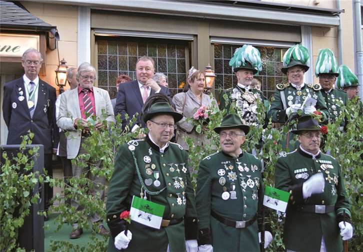 Die neuen Majestäten wurden vor der Stechparade vor großem Publikum auf dem Marktplatz vorgestellt.