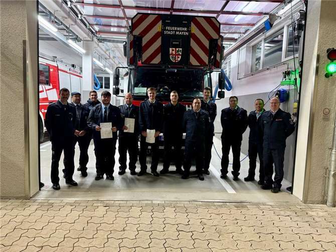 Die neuen Maschinisten der Freiwilligen Feuerwehren Bell, Thür und Mendig mit den Wehrführern und Stephan Schüller (3. v. r.), Wehrleiter der Verbandsgemeinde Mendig. Foto: Christopher Wittig/FFW VG Mendig