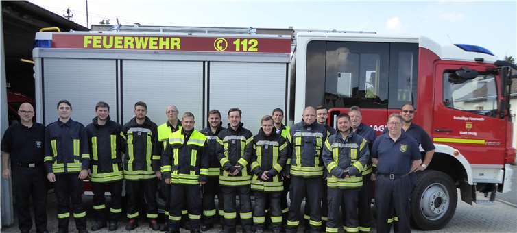 Die neuen „Maschinisten für Löschfahrzeuge“ mit Kreisausbilder Matthias Schäfer (Gemeinde Grafschaft) und den weiteren Ausbildern, Michael Weiland (Stadt Bad Neuenahr-Ahrweiler) und Georg Theisen (Verbandsgemeinde Brohltal). Foto: Privat