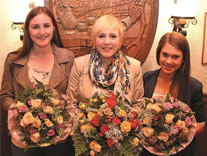 Die neuen Mayschoßer Weinkönigin Judith Baltes, eingerahmt von den beiden Weinprinzessinnen Ruth Baltes und Analia Hanzel, rechts.Bünnagel