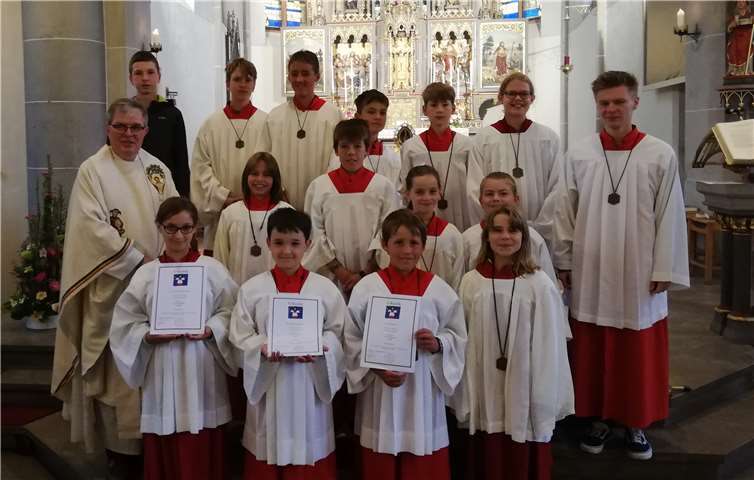 Die neuen Messdiener erhielten ihre Urkunden. Foto: privat