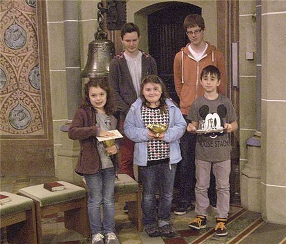 Die neuen Messdiener freuen sich auf ihren ersten Einsatz.privat