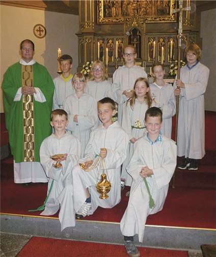 Die neuen Messdiener mit Pater Fries.