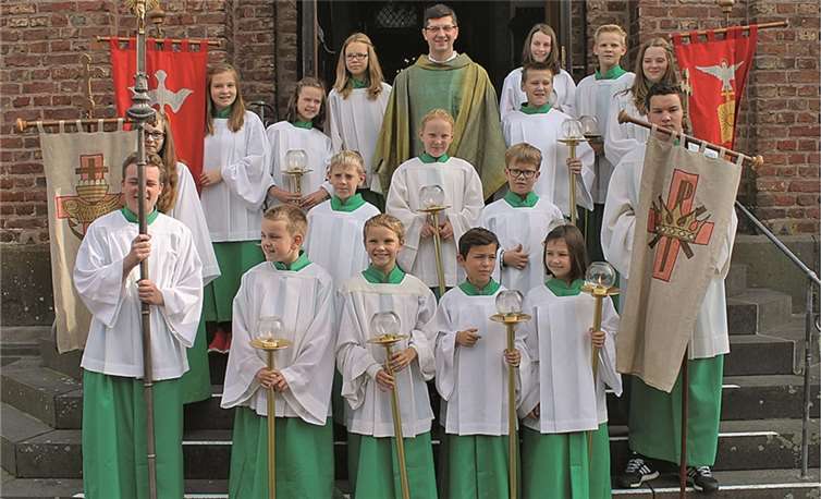 Die neuen Messdiener umgeben von den „alten“ und Pater Marek.privat