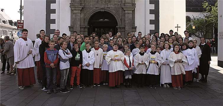 Die neuen Messdiener wurden von Pastor Günter Marmann begrüßt. RÜ