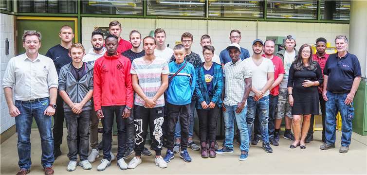 Die neuen Metallbauer-Auszubildenden mit dem Fachlehrer Holger Waldecker (li.), Ausbildungscoach Claudia Wildermann (2.v.re.) von der Handwerkskammer Koblenz und Alfons Wolber (re.), Obermeister der Metallhandwerker-Innung Ahrweiler.Privat