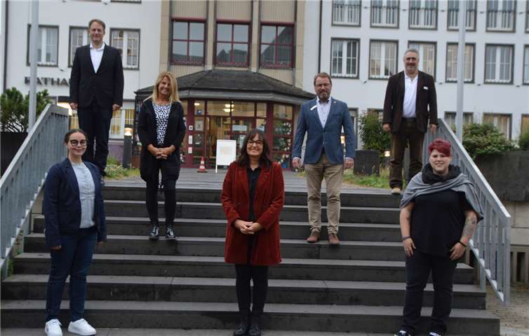 Die neuen Mitarbeiter wurden im Rathaus begrüßt vordere Reihe - v.li.n.re.: Franziska Saftig, Tanja Adendorf und Lisa Belz, mittlere Reihe: Michaela Arnold und Oberbürgermeister Treis, hintere Reihe: Christoph Buttner und Ralf Dietz. Foto: Jacqueline Blang/Stadt Mayen