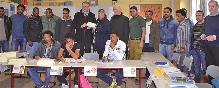 Die neuen Mitbürger aus Eritrea mit Pastor Frank Klupsch, Maria Müller von der Ökumenischen Flüchtlingshilfe und Klaus Gansen vom Kirchengemeindeverband (alle Mitte) sowie Kursleiter Eberhard Pies (rechts). AB