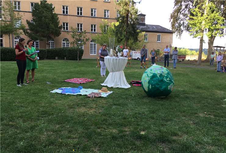 Die neuen Mitglieder wurden bei einer Wortgottesfeier im Hofgarten des Klosters Calvarienberg vorgestellt. Foto: privat