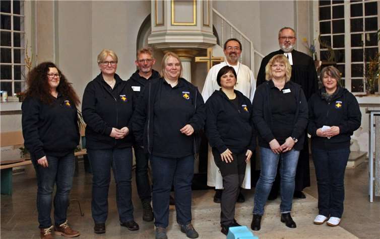 Die neuen Notfallseelsorger wurden in der Evangelischen Kirche in Selters eingeführt. Im Hintergrund Rainer Dämgen und Dekan Dr. Axel Wengenroth Foto: Sabine Hammann-Gonschorek