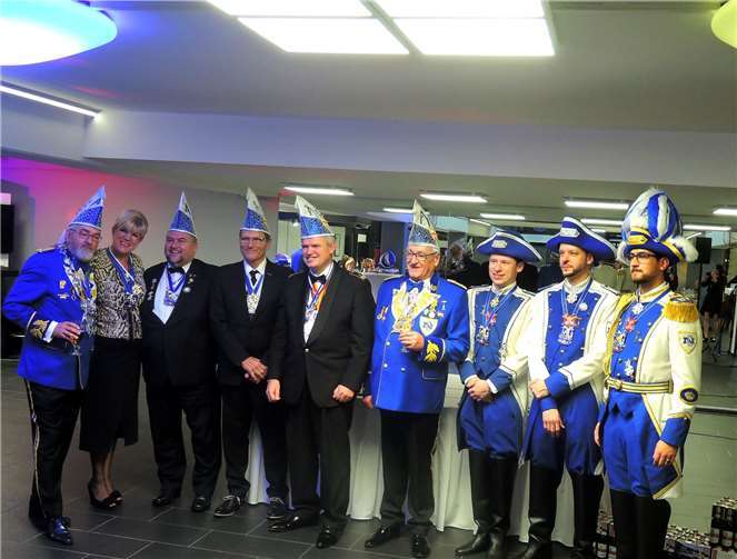 Die neuen Ordensträger Marion Schröder (Zweite von links) und Bruno Most (Fünfter von links) mit den Laudatoren Peter Gries (Dritter von links) und Günter Pauli (Vierter von links).BSB