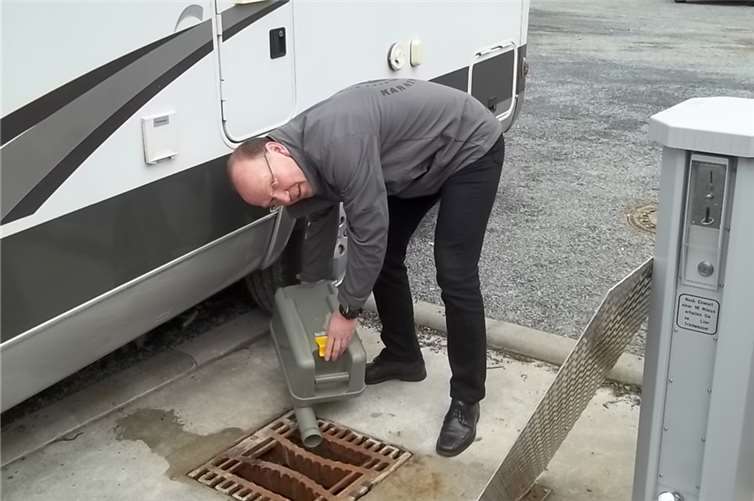 Die neuen Parkplätze bieten nun auch Strom-, Brauchwasser-, Ver- und Entsorgemöglichkeiten. privat