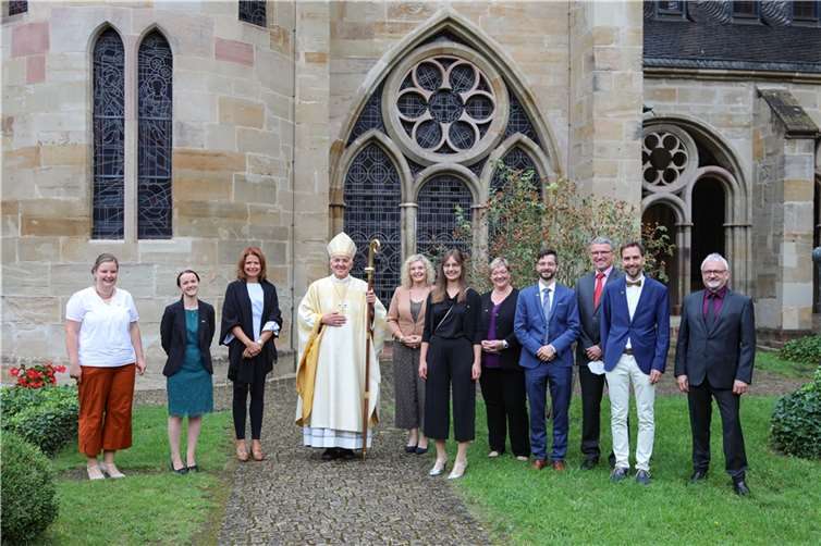 Die neuen Pastoral- und Gemeindereferentinnen und -referenten mit Weihbischof Gebert und den beiden Ausbildungsleitern Steffen Stutz (3.v.r.) und Herbert Tholl (rechts).Foto: Helmut Thewalt